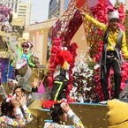 USJ、15周年パレードお披露目! 大量の泡が舞う
