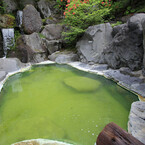 温泉トリビア (3) 赤・白・緑・黒……一度は行ってみたい全国のカラフル温泉たち