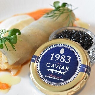 ANAファーストクラスの機内食を体験! 高級キャビアっていったいどんな味?