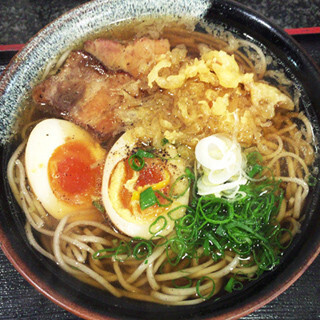 立ち食いそば散歩 (7) オンリーワンがここに! 蕎麦らしからぬ具とコクの「コテリ」はラーメン風