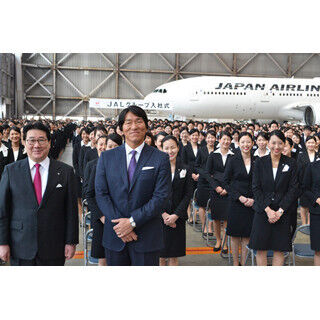 JAL入社式、1,468人が松井秀喜と共に紙飛行機で&quot;世界で一番愛される翼&quot;誓う