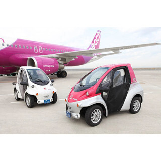 国内空港では初! LCC・ピーチが「超小型 EV コムス」を関空で試験運用