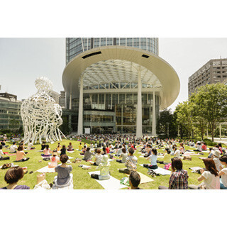 東京都・虎ノ門ヒルズの青空ヨガスタート - 今春から平日も4日間開催