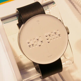 海外モバイルトピックス (98) 情報をリアルタイムに点字表示できる、世界初の点字対応スマートウォッチがまもなく発売