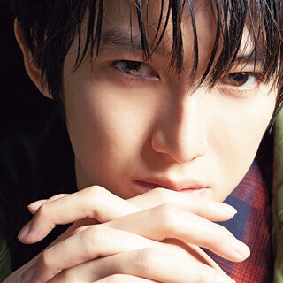 本郷奏多、7年ぶり写真集発売! 親友カメラマン撮影、愛犬とのカットも