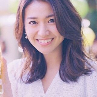 大島優子、白の衣装で屋外パーティー - 笑顔で梅酒ボトルを振る舞う