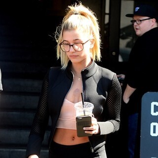 ヘイリー･ボールドウィンが足を骨折 - ツイッターで明かす