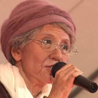 May J.、おばあさんメイクでカラオケ大会出場 - "歌声だけ"で優勝なるか!?