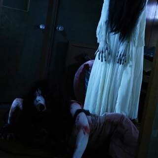 貞子の髪の毛攻撃に伽椰子、苦悶の表情… 両者のバトルシーン写真が初公開