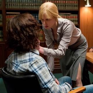 胸元セクシーなニコール･キッドマンが卑猥な言葉で男を尋問!? 場面写真公開