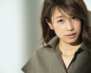 加藤綾子、局アナ時代は見せなかった表情を披露…女性ファッション誌初登場