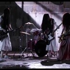 貞子&伽椰子、聖飢魔IIの映画主題歌MVでギターバトル!デーモン閣下もご満悦