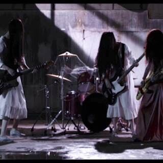 貞子&amp;伽椰子、聖飢魔IIの映画主題歌MVでギターバトル!デーモン閣下もご満悦