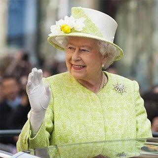 エリザベス女王90歳の公式誕生日、1万人以上がお祝い