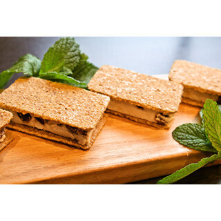 低糖質&グルテンフリーのロースイーツ「ラムレーズンクッキーサンド」発売