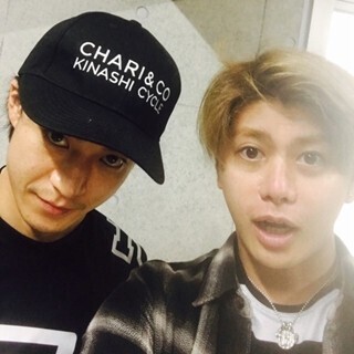 山田親太朗、義兄･小栗旬との写真を初公開! 帽子もらえて「優しい人」