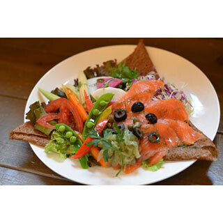 グルテンフリーの生地で夏野菜を包んだ「サラダガレット」が登場