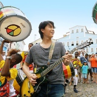 福山雅治、ブラジルでサンバ誕生の秘密を探る - 4500人の大練習会に参加