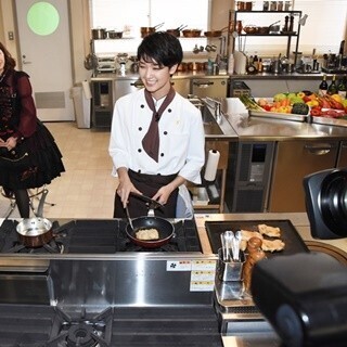 剛力彩芽、フラッシュを浴びながらの料理に緊張 - 試食の小日向は大満足