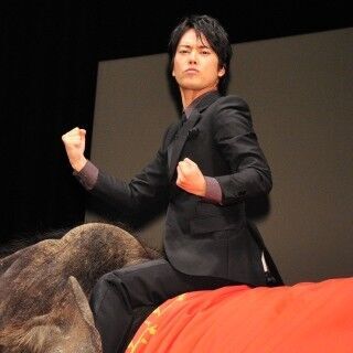 桐谷健太、本物のゾウに乗って&quot;ターザンポーズ&quot;! 映画『ターザン：REBORN』