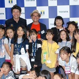 小学生が"キッズ記者"となって会見取材に挑戦! 新聞記事も作って充実の表情