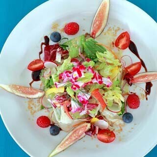 「スーパーフードサラダ」などパッケージサラダを使用した限定ランチが登場