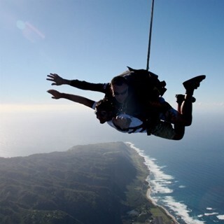 スカイダイバー、空中でポケモンゲット!?