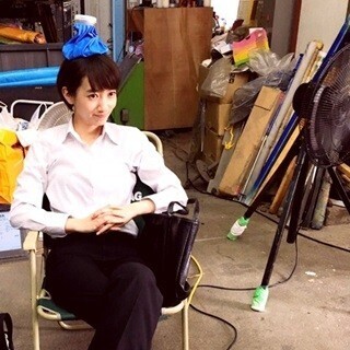 波瑠、氷嚢を頭に乗せて余裕!? - "倒れそうな日差しの中"でのロケを報告