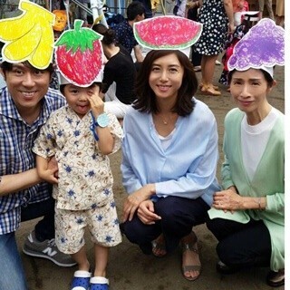 松嶋菜々子が"スイカ"のかぶりもの!? 『吉良奈津子』小山家集合写真を公開