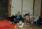 伊藤歩、2歳当時の写真を公開 - 近所の男性とカメラ目線で腕ずもう