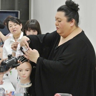 マツコが美容技術に挑戦、かつては専門学生「腕が落ちてるか確かめるわ」