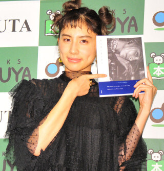 ラブリ「まだまだ恋愛をしたいです」初の写真詩集を出版