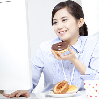 "食事代わりのお菓子"がNGな理由 - ダイエット成功のコツを医師が伝授