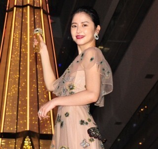 長澤まさみ、胸元全開セクシードレス姿でクリスマスツリー点灯式