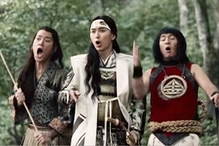 三太郎、泥だらけのサッカーに大興奮 - ゴールが決まると抱き合って大喜び