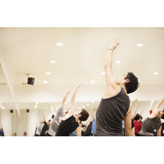 男性限定のヨガイベント開催 - コーヒーの香りでリラックス&筋トレ体験も