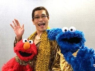 ピコ太郎、エルモ&amp;クッキーモンスターとダンス共演 - PPAPならぬCBCC!?