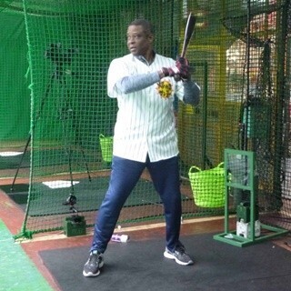 元巨人･クロマティ、バッティングセンターでホームランに挑戦