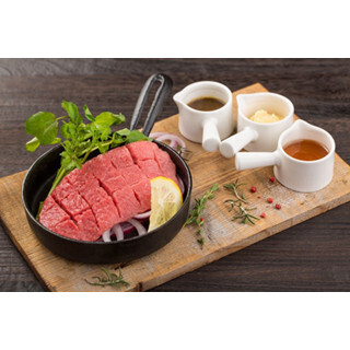 たんぱく質とペプチドが豊富な「馬肉」の生ステーキを829円で食べられる!