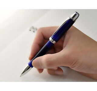 「細い軸は疲れる」 - 万年筆のような見た目の多機能ペン発売