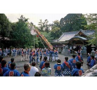 大阪府・日根神社で「まくら祭り」では、枕をくくりつけたのぼりを背負う!?