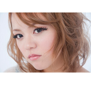 大人メイクは25歳から?　約9割がアイメイクを重視 - メイクへの意識調査