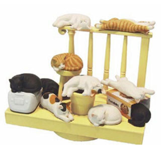 寝ている子猫を積み上げる可愛いおもちゃが新発売!