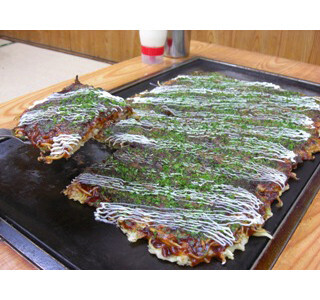 鉄板一面の巨大すぎるお好み焼き、熊本県「高専ダゴ」のネーミングの謎