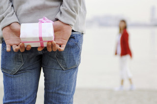 結婚したら「記念日のプレゼント」はナシになる？　既婚者が語る贈り物事情
