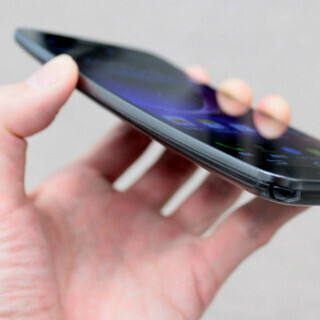 湾曲ディスプレイの秘密とは? LGが湾曲ディスプレイ採用グローバルスマホ「LG G Flex」を公開!! (1) 湾曲スマホ「LG G Flex」の秘密とは? その1