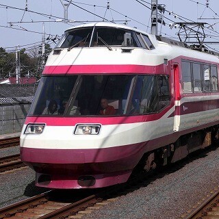 鉄道トリビア (139) 引退直前の小田急ロマンスカー10000形、車体が短いのはなぜ?