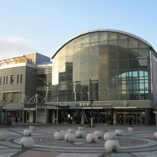高松駅が「さぬきうどん駅」に - ”うどんネクタイ”着用やラッピング列車も