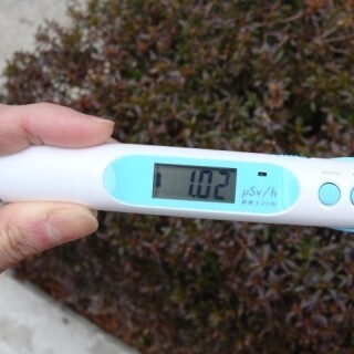 東日本大震災から1年 - 身のまわりの放射線量はどうなっている? (1) エステー新製品とシンチレーション式線量計を比較