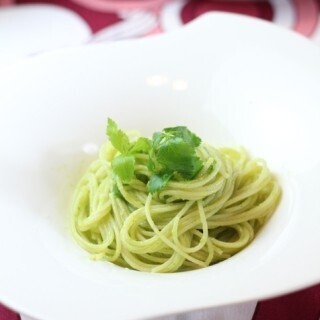 主菜が1品300円以内! 節約主婦の安ウマレシピ (57) 余った三ツ葉をバジルの代わりに使う「ジェノベーゼ風スパゲティ」